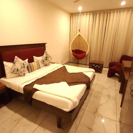 Hotel Multitech Premium Chandīgarh Екстериор снимка