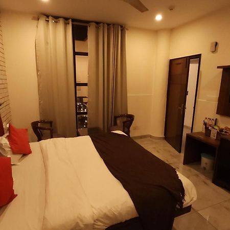 Hotel Multitech Premium Chandīgarh Екстериор снимка