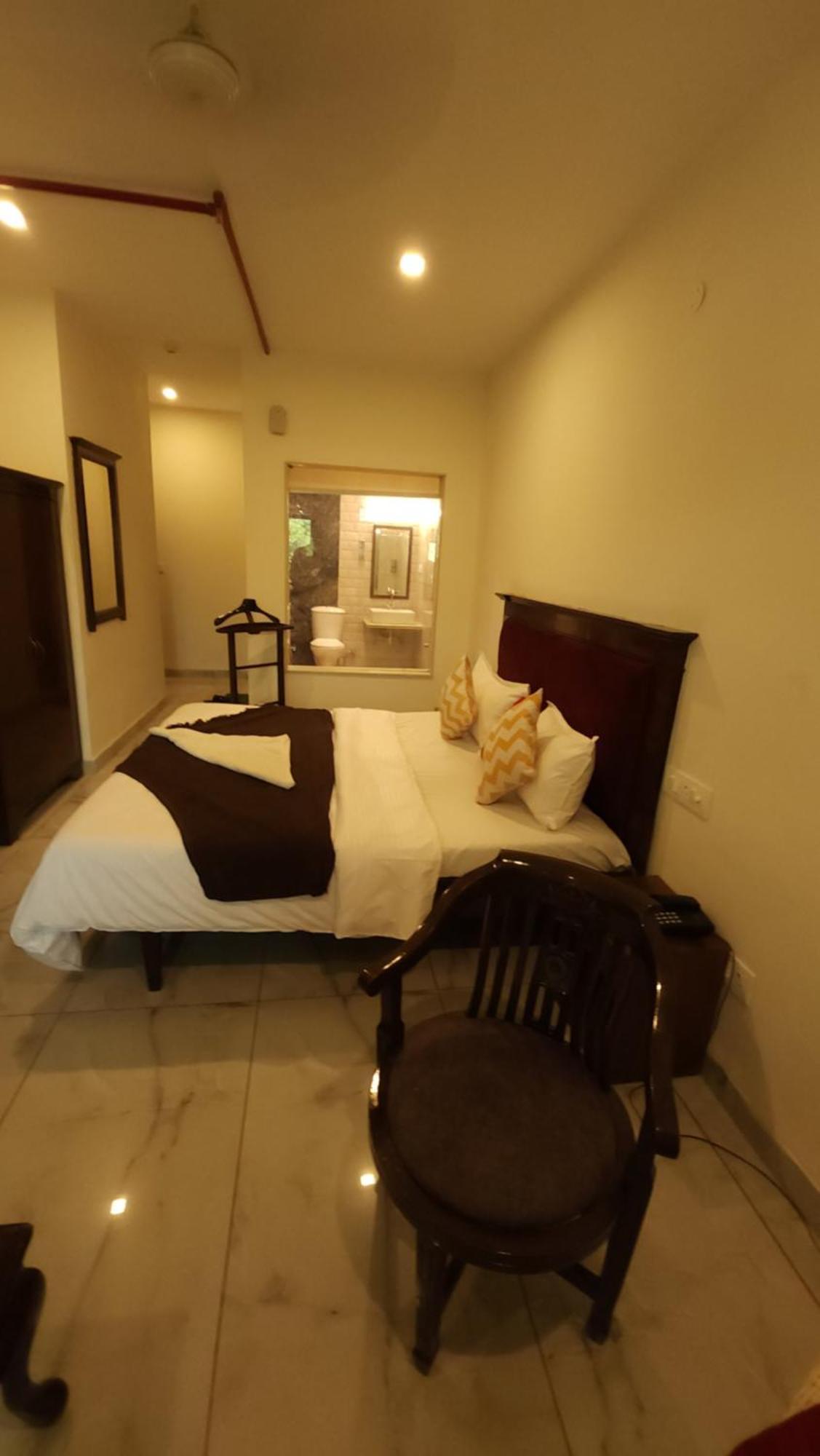 Hotel Multitech Premium Chandīgarh Екстериор снимка