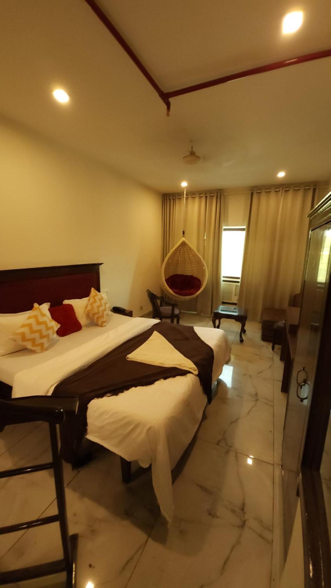 Hotel Multitech Premium Chandīgarh Екстериор снимка
