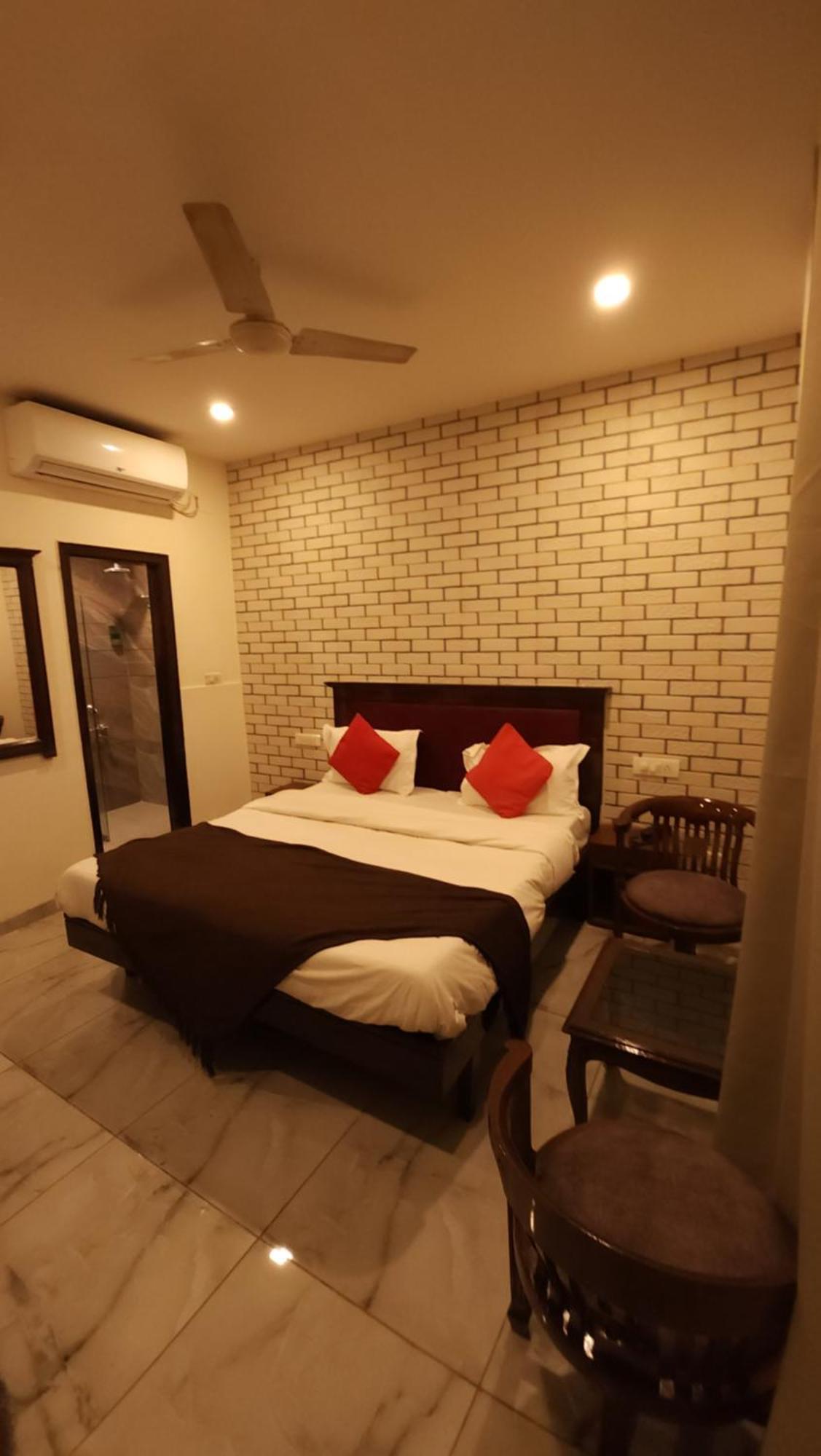 Hotel Multitech Premium Chandīgarh Екстериор снимка