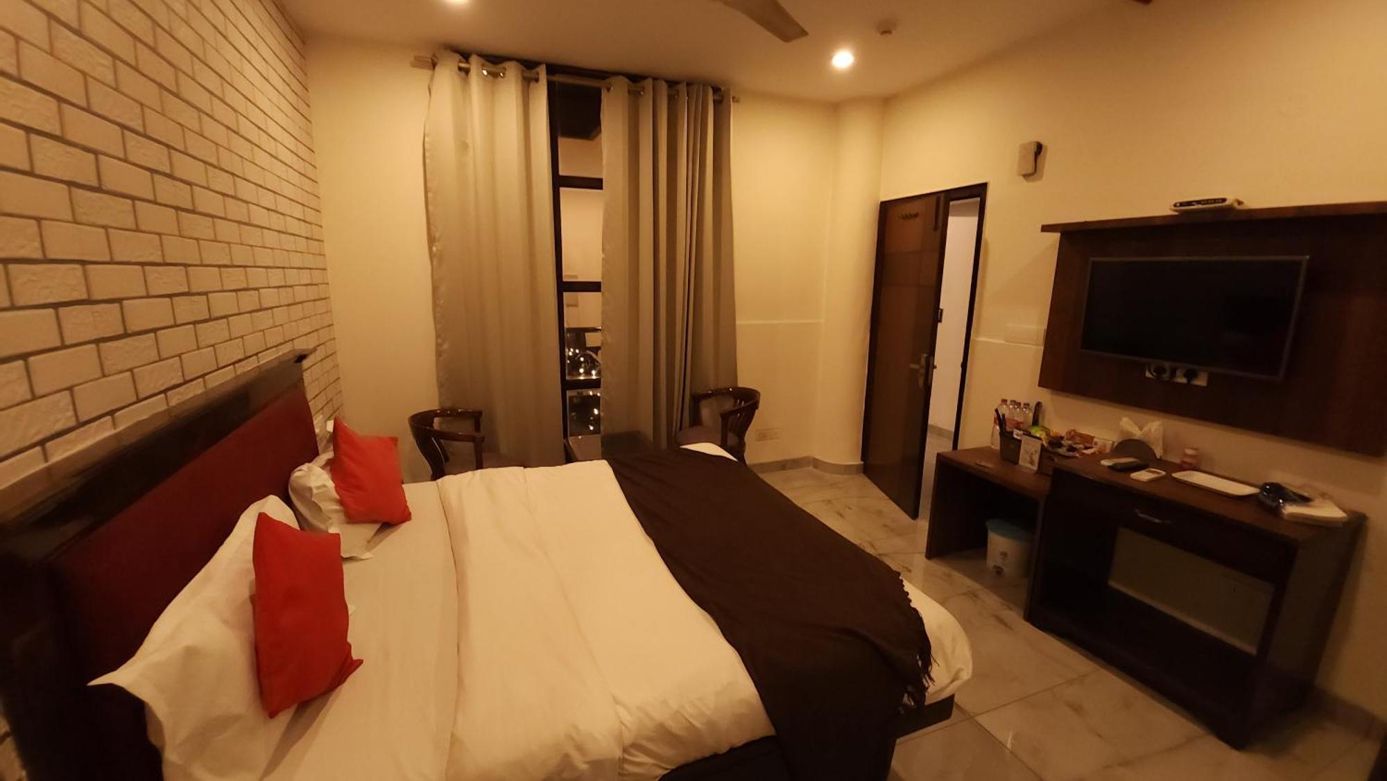 Hotel Multitech Premium Chandīgarh Екстериор снимка
