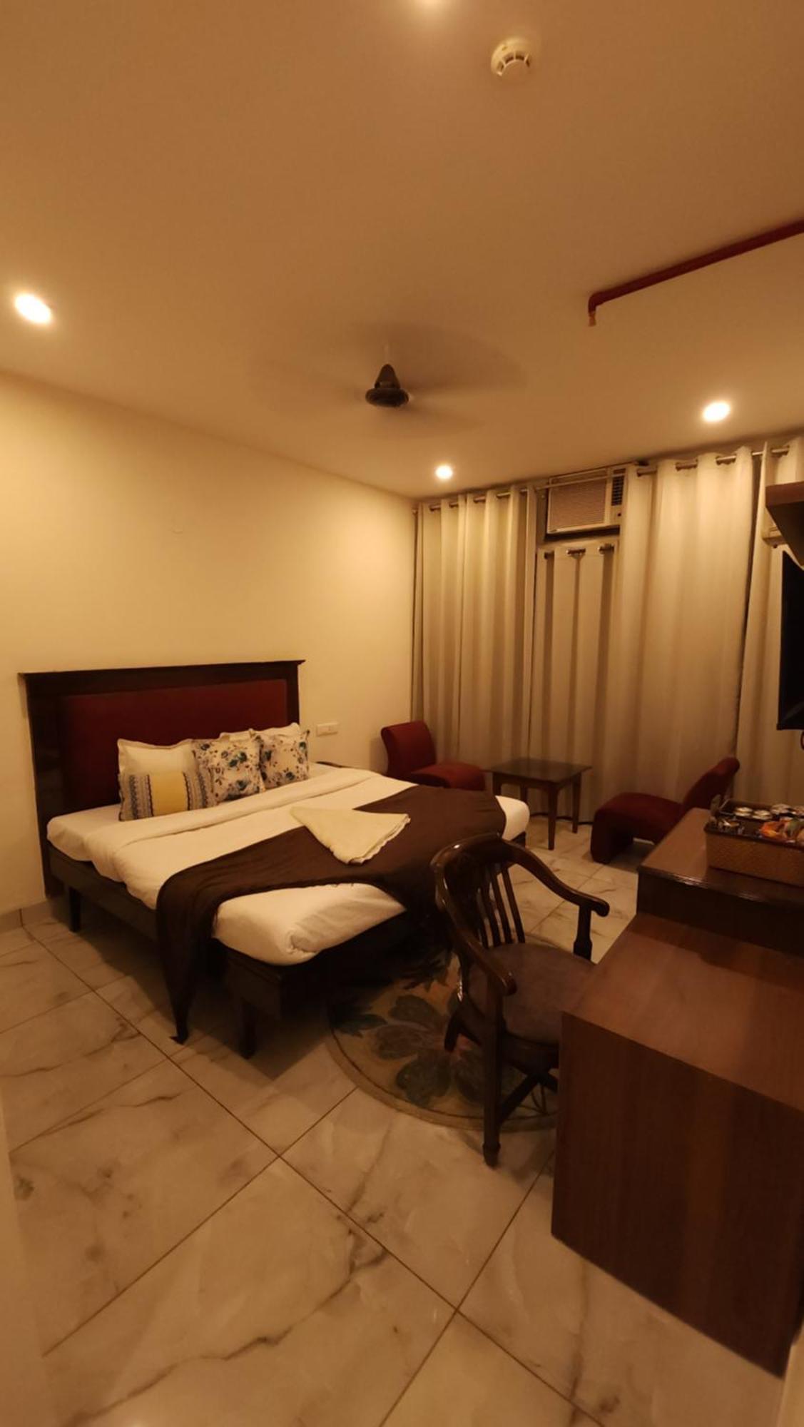 Hotel Multitech Premium Chandīgarh Екстериор снимка