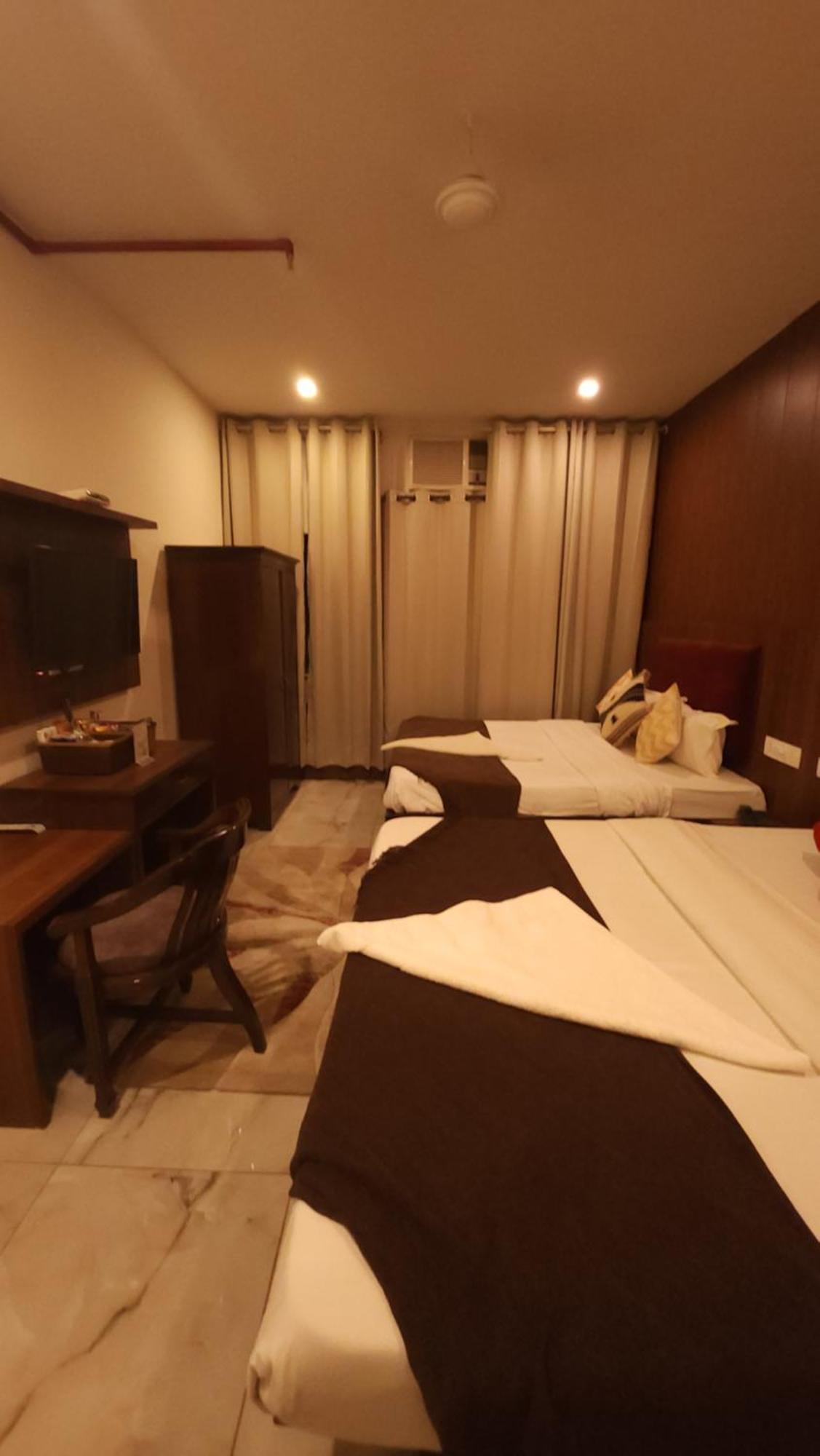 Hotel Multitech Premium Chandīgarh Екстериор снимка