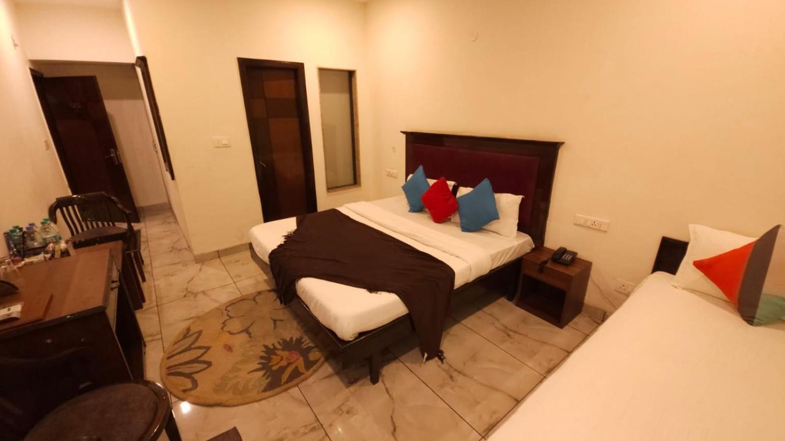 Hotel Multitech Premium Chandīgarh Екстериор снимка