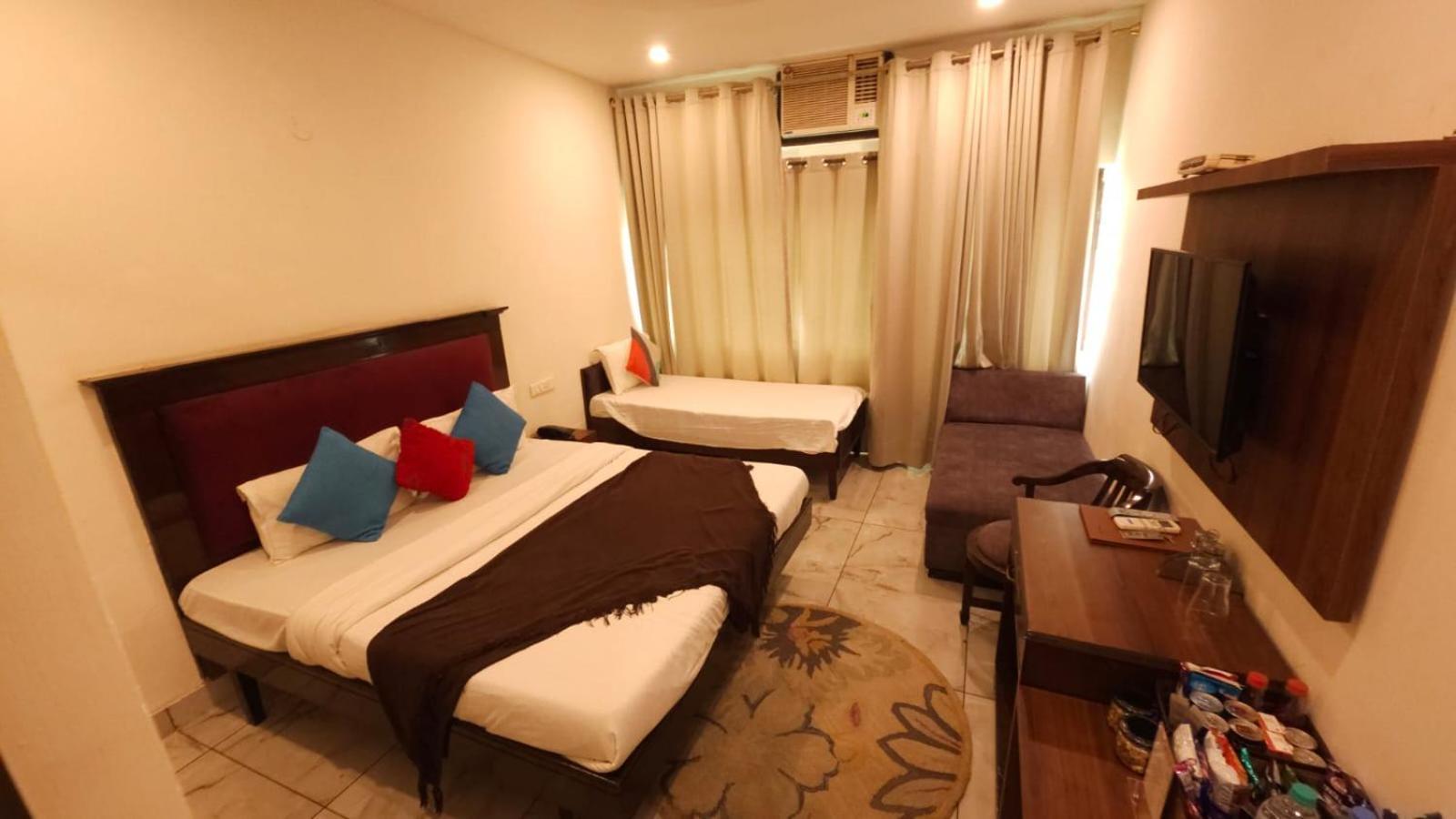 Hotel Multitech Premium Chandīgarh Екстериор снимка